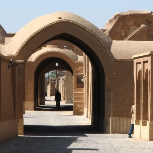 پرداختن به ظاهر به جای توجه به مفاهیم و اصول